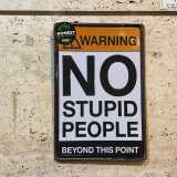 ...una targhetta su una colonna allerta i visitatori che �no stupid people beyond this point� (non � permesso l�accesso alla persone stupide)